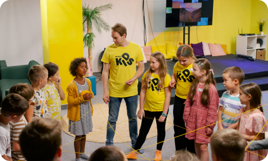 Dzieci w kręgu podczas zajęć Echo Kids.