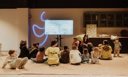 Dzieci na zajęciach z animatorką.